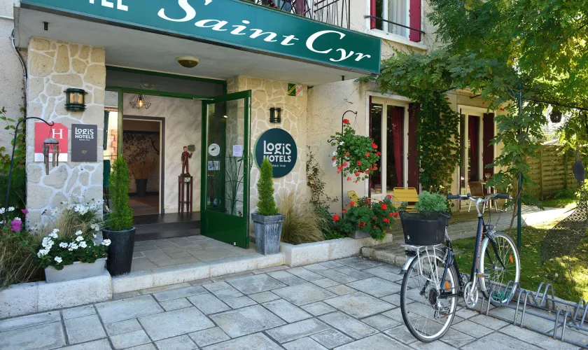 Logis Hôtel Saint Cyr - Image 1