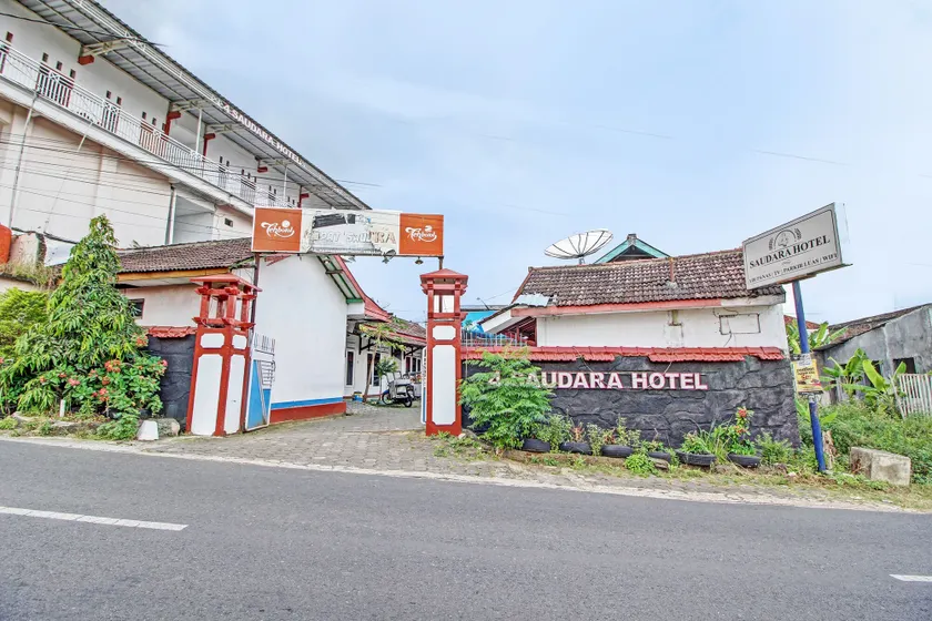 Hotel O 4 Saudara Hotel - Image 1