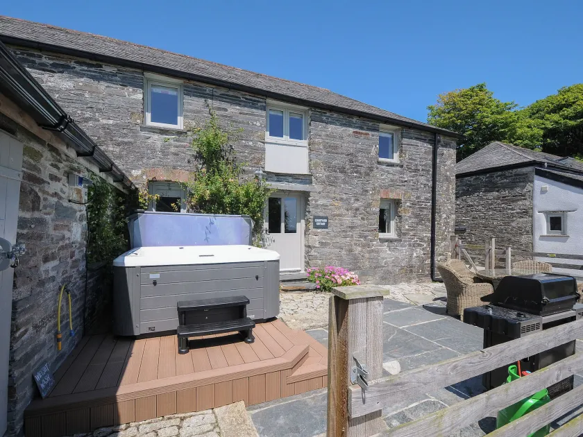 Courtyard Cottage - within the Helland Barton Farm collection - Image 1