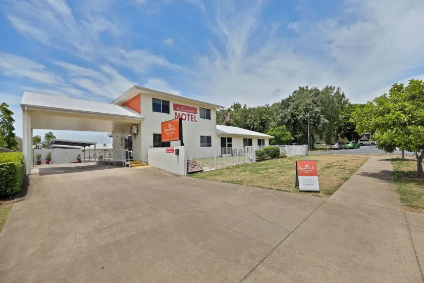 Beachside Boutique Motel Mackay - Image 1