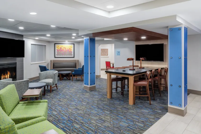 Holiday Inn Express & Suites Colorado Springs-Airport by IHG - Lobby