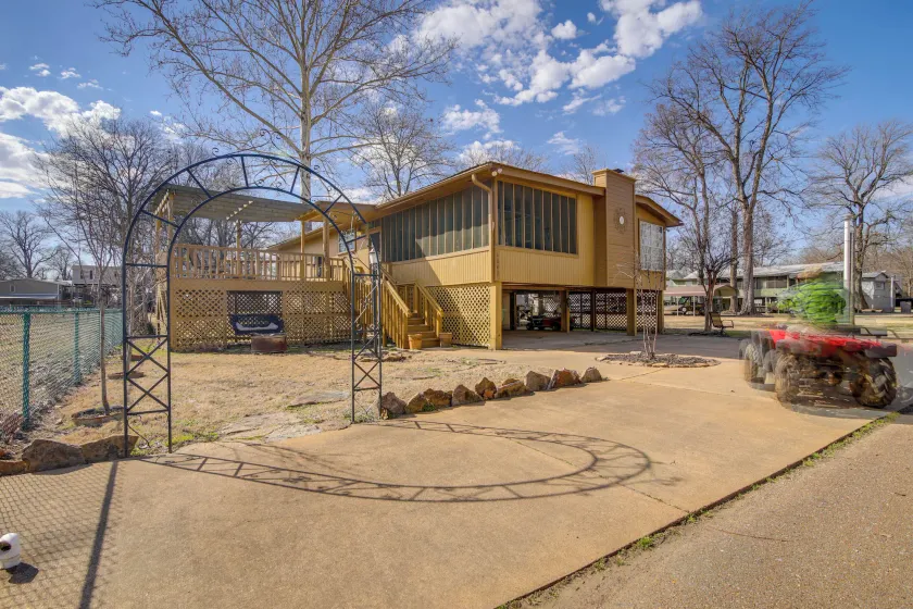 Deck & Fire Pit! Cabin Half-mi to Tunica Lake - Image 1