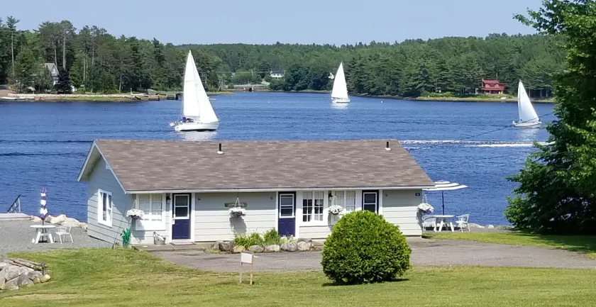 Lighthouse Motel & Cottages - Image 1