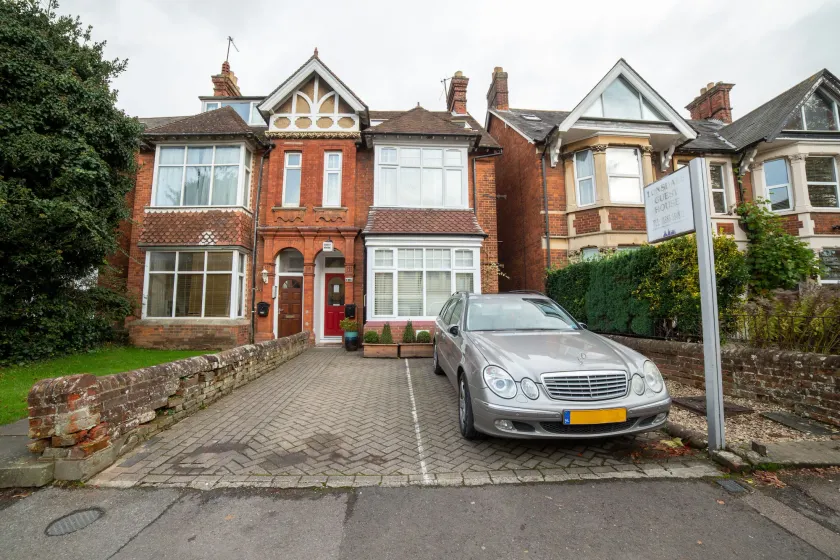 OYO Lonsdale Guest House - Image 1