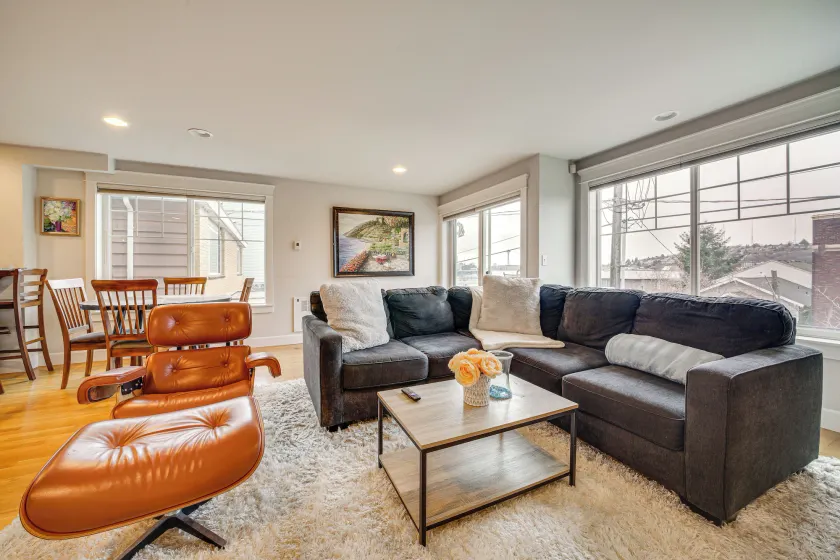 4 Mi to Lumen Field! Centrally Located Townhome - Image 1