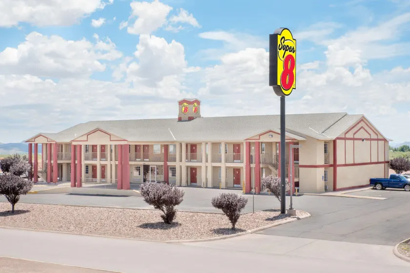 Super 8 by Wyndham Van Horn - Image 1