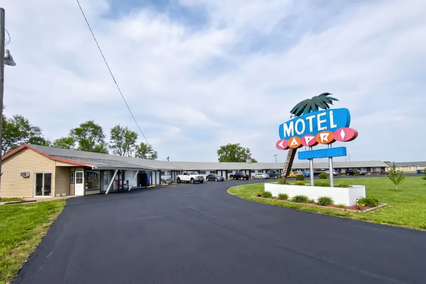 Capri Motel By OYO Elwood, Wathena - Image 1
