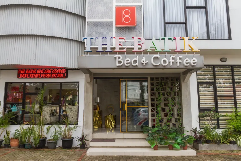 RedDoorz Premium @ The Batik Hotel Moh. Toha - Image 1