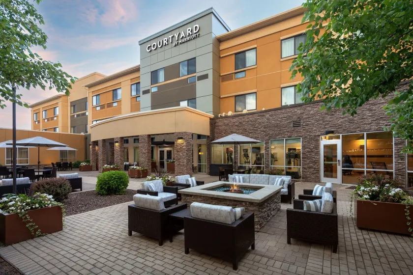 Courtyard Mankato Hotel & Event Center - Image 1
