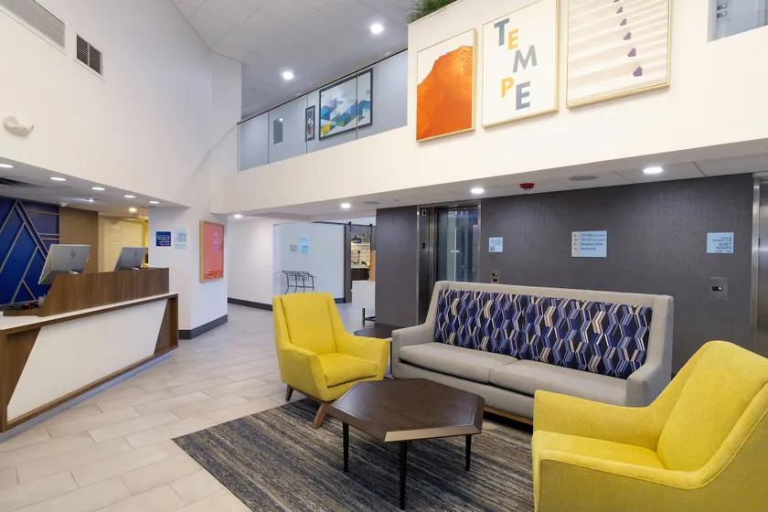 Holiday Inn Express & Suites Phoenix - Tempe by IHG - Siddeområde i lobbyen