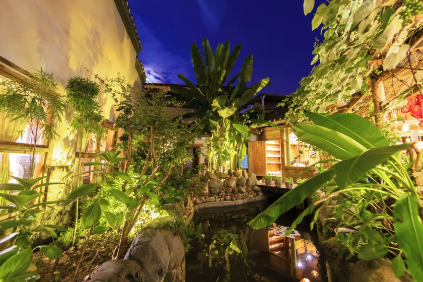 Butterfly Flowers Inn- Exclusive Location,Anicent Chinese Style, 2 minutes walk to Tianmen Mount Cableway,Free pick up service over 1 nights, Free fresh coffee and tea, Free mini lunch,Free laundry,Itineary planning, Attraction Tickets Serivce in advance - Image 1