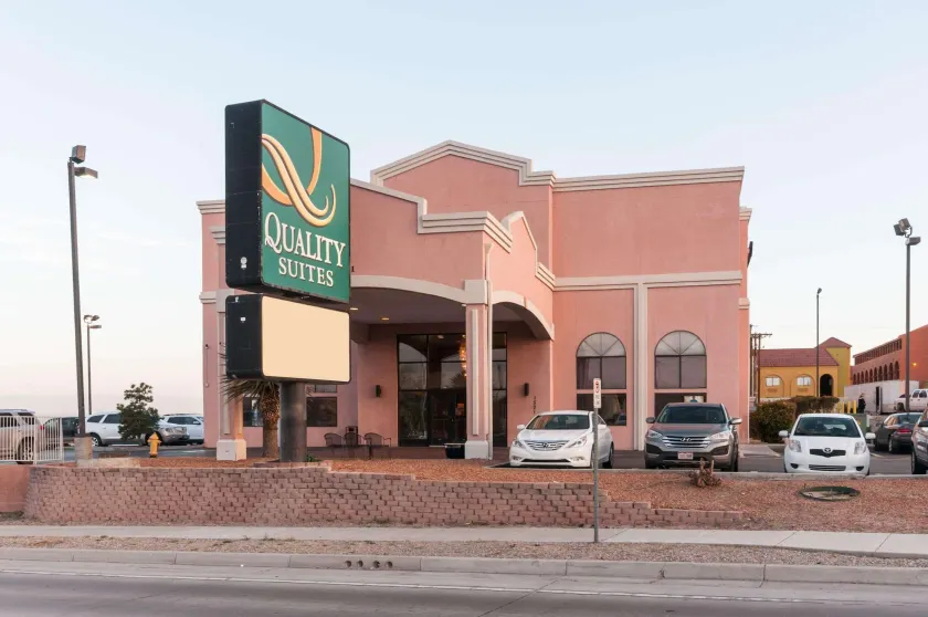 Quality Suites Albuquerque Airport - Image 1