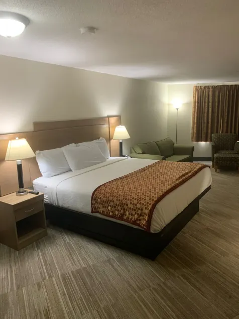 Econo Lodge Inn & Suites Stevens Point - Image 1