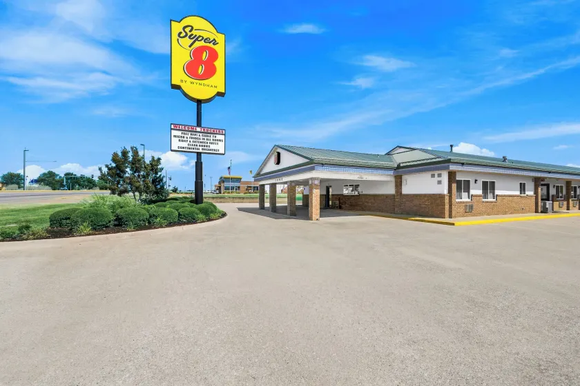Super 8 by Wyndham Siloam Springs - Image 1