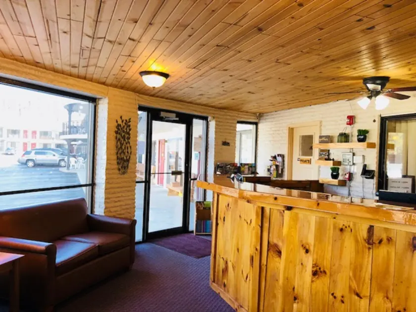Amber's Inn and Suites - Hall