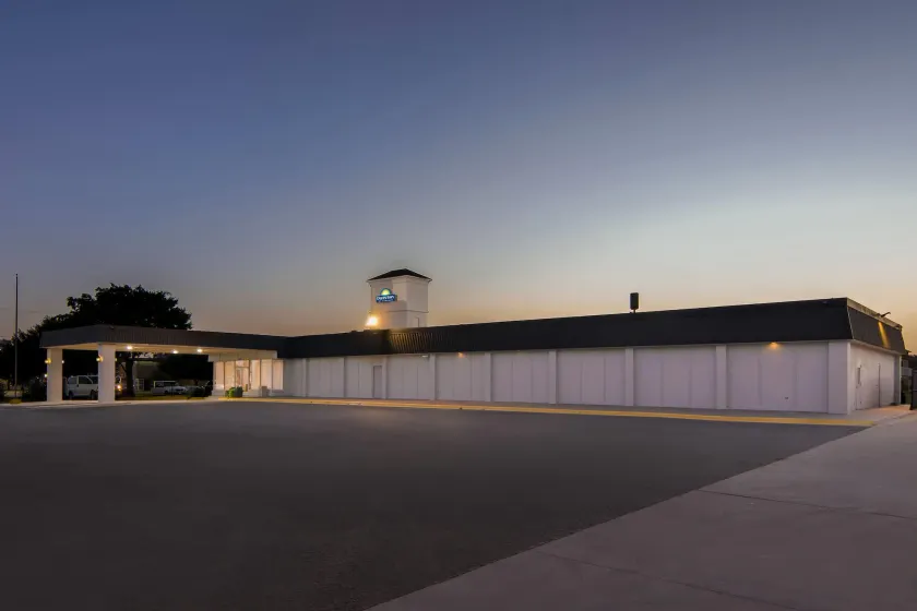 Days Inn by Wyndham Hillsboro TX - Image 1