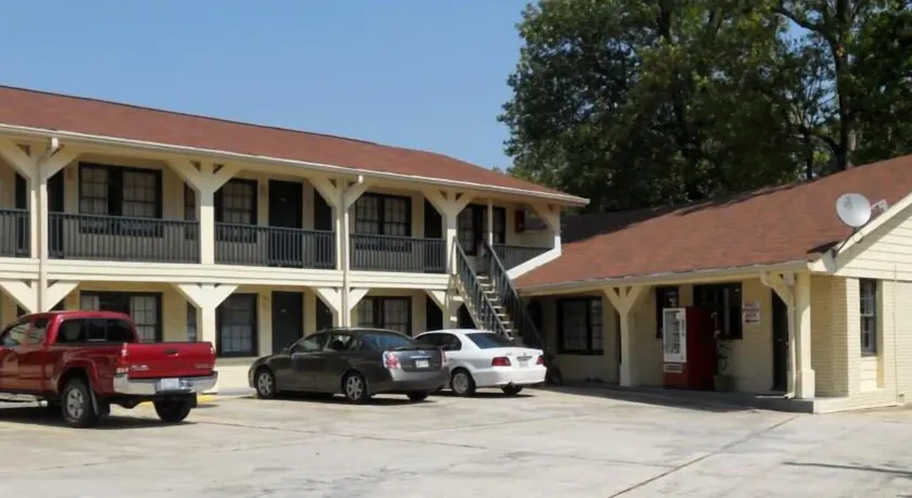 Creek Side Inn - Image 1