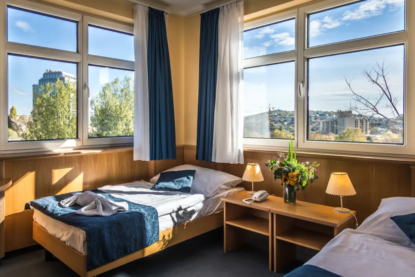Jagelló Business Hotel - Image 1