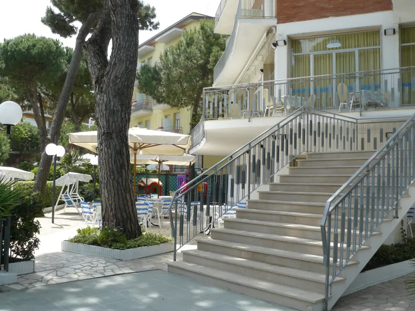 Hotel Sayonara - Image 1