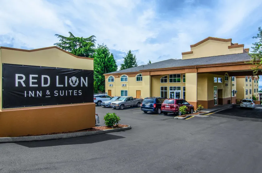 Red Lion Inn & Suites Des Moines - Image 1
