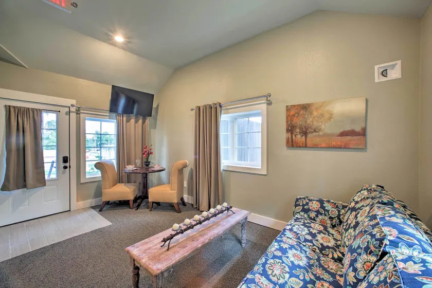 2 Mi to Branson Strip: Cozy Cottage w/ Fire Pit! - Image 1