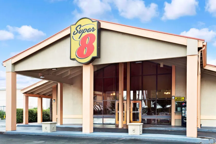 Super 8 by Wyndham Kissimmee/Maingate/Orlando Area - Image 1
