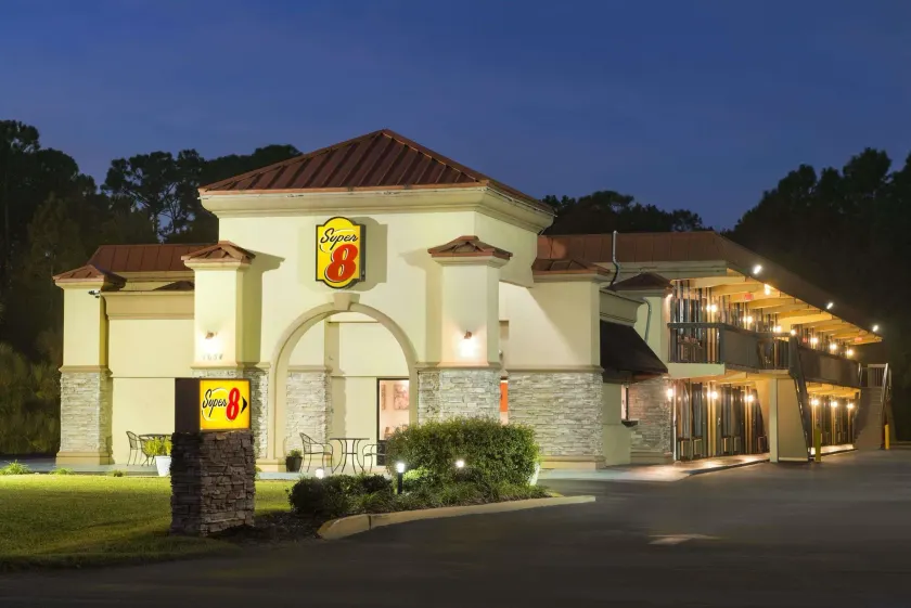 Super 8 by Wyndham Ormond Beach - Image 1