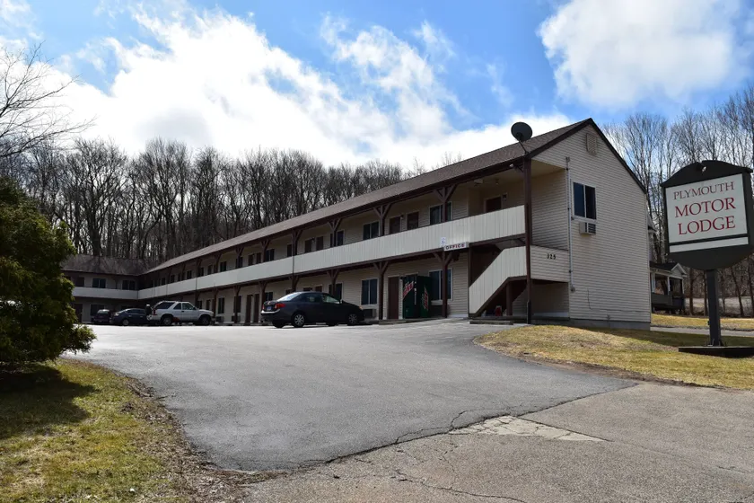 PLYMOUTH MOTOR LODGE - Image 1