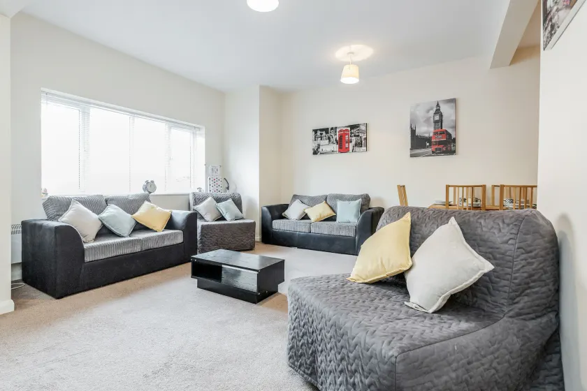 Aisiki Living at Alexandra Road, 2-Bedroom & 2-Bathroom with King or Twin Beds with Free Wi-Fi and Parking Space - Image 1