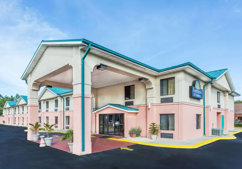 Days Inn by Wyndham Panama City/Callaway - Image 1
