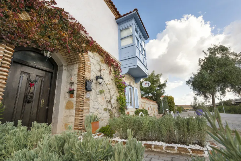 Moy Hotel - Image 1