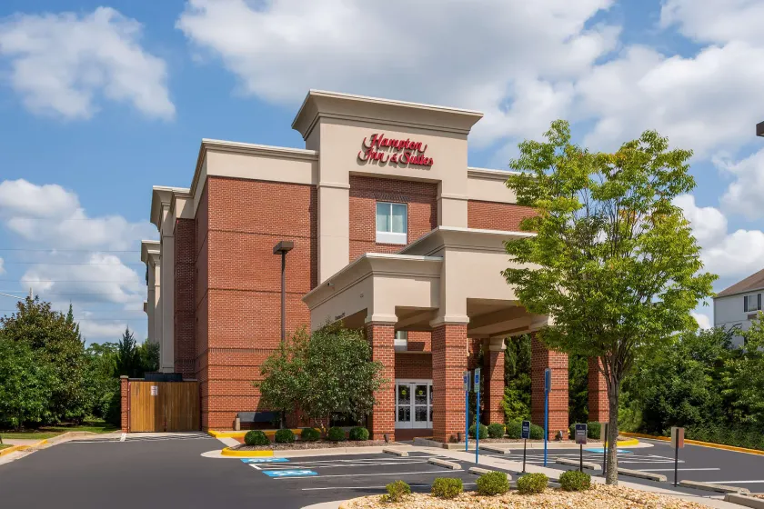 Hampton Inn & Suites Herndon-Reston - Image 1
