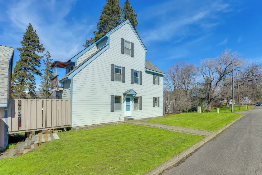 Hot Tub & Decks: Central Hood River Townhome! - Image 1