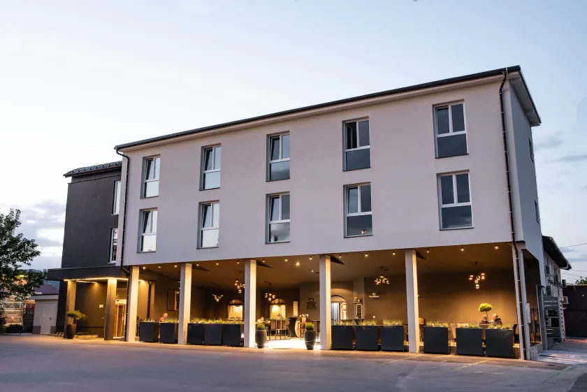 Hotel Leonardo - Image 1