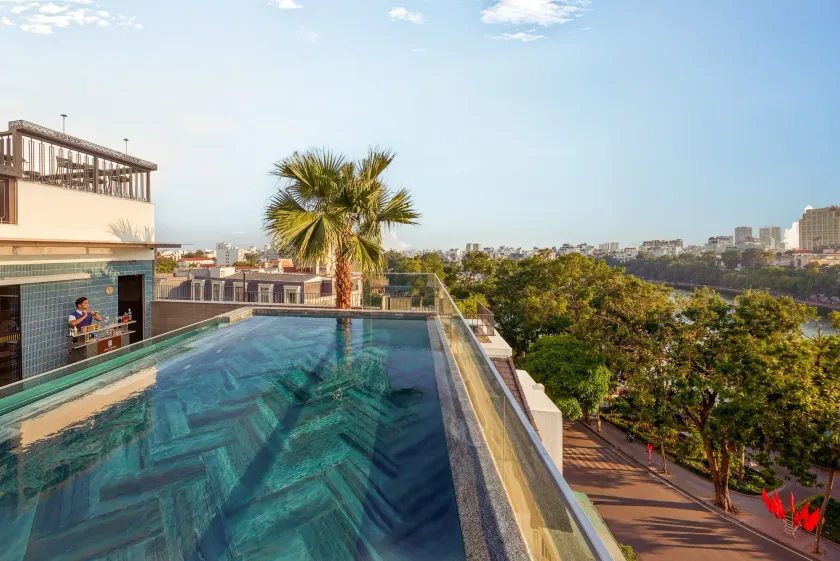 La Siesta Premium Lakeside - Image 1