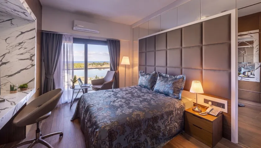 Novel Centre Point Hotel - Image 1