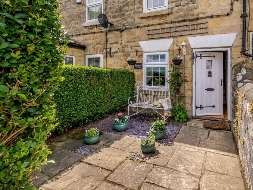 Snowdrop Cottage - Image 1