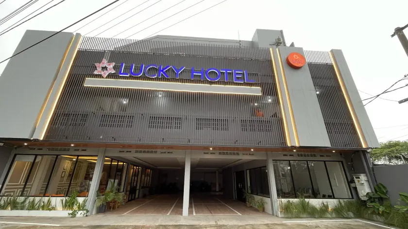 Lucky Hotel Purwodadi - Image 1