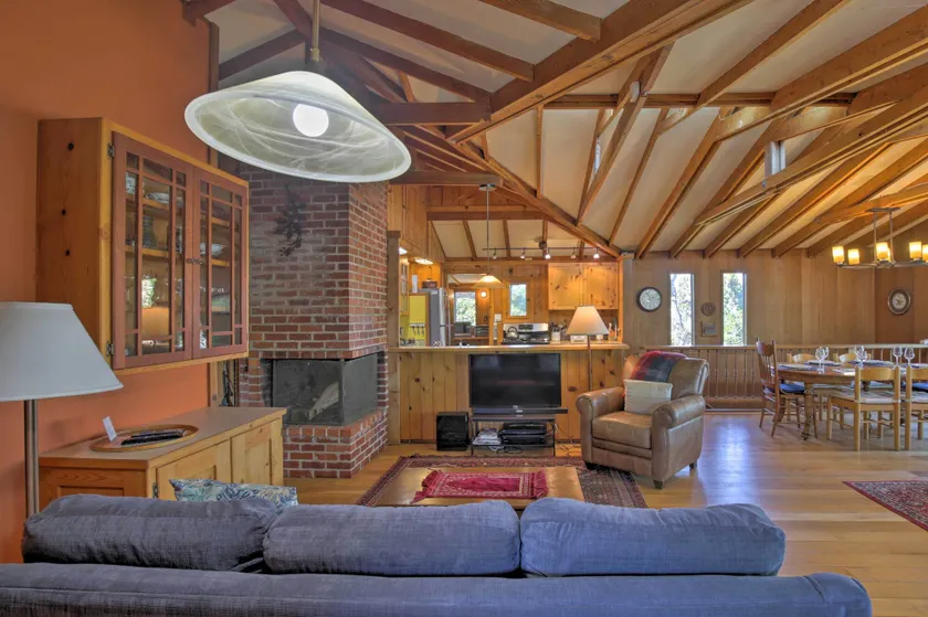 Hillside Home w/ Deck & Views of Tomales Bay! - Interiör