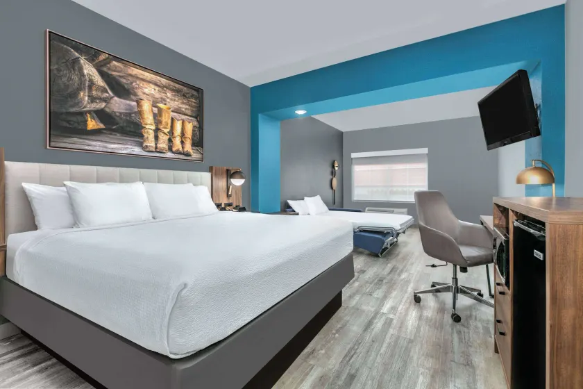 La Quinta by Wyndham Decatur - Image 1