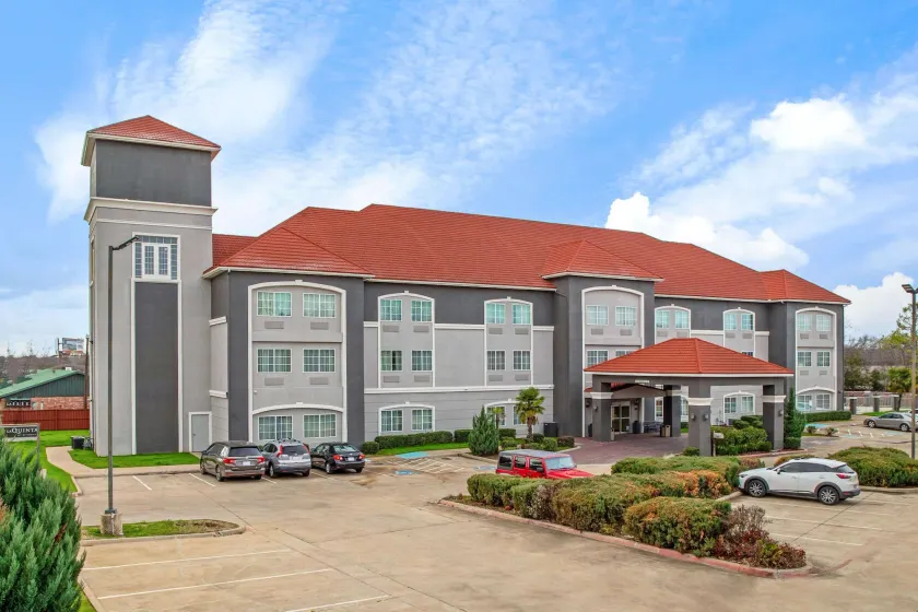 La Quinta by Wyndham Cleburne - Image 1