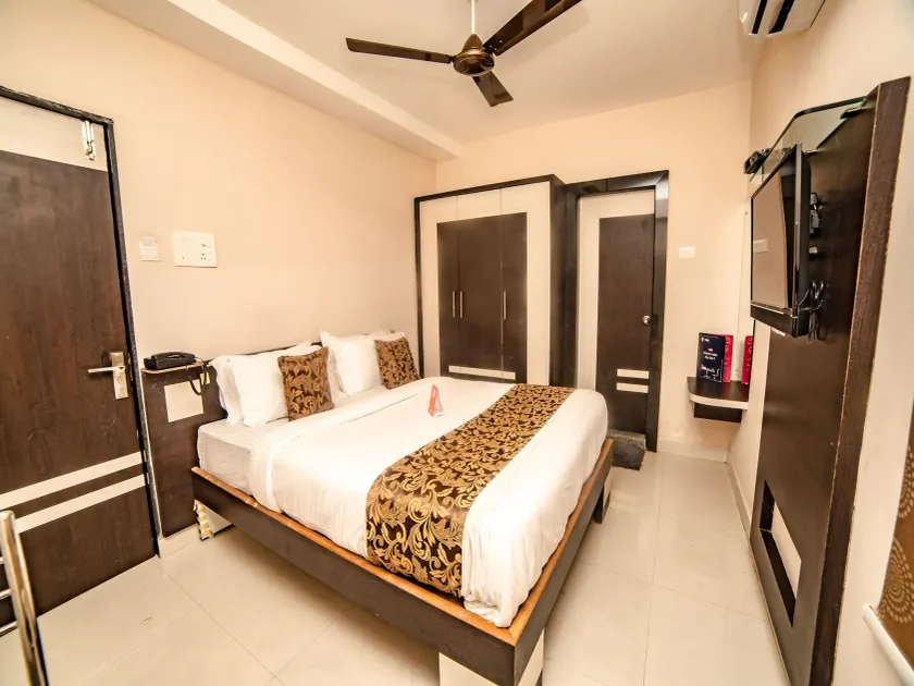 OYO 9804 Hotel SR Residency - Image 1