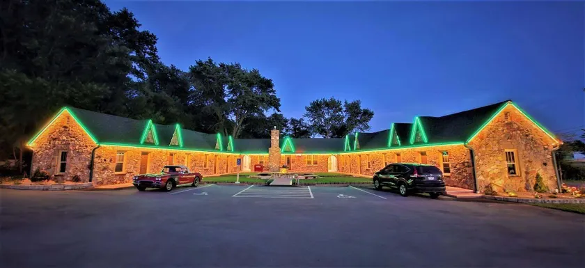 Shamrock Court Motel - Image 1