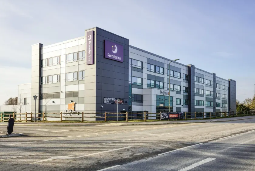 Premier Inn Oxford Kidlington - Airport - Image 1