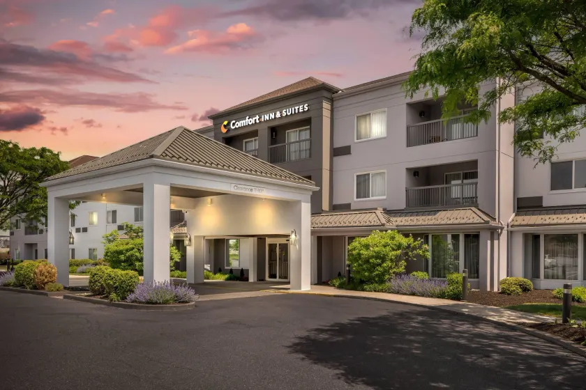 Comfort Inn & Suites Bethlehem Lehigh Valley Airport - Image 1