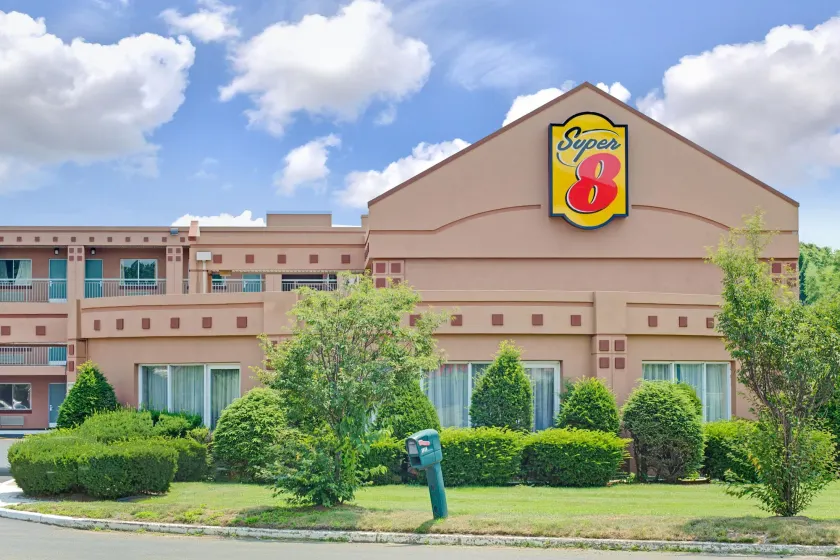 Super 8 by Wyndham Milford/New Haven - Image 1