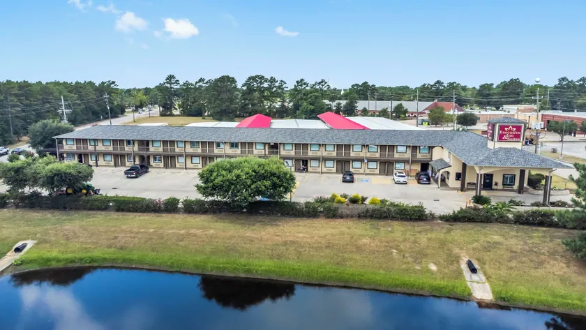 Executive Inn & Suites Magnolia - Image 1