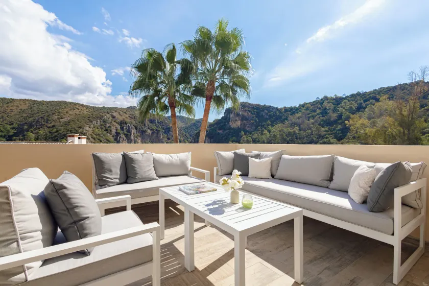 El Casar Apartments - Image 1