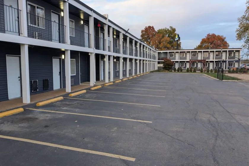 Days Inn by Wyndham Champaign/Urbana - Image 1