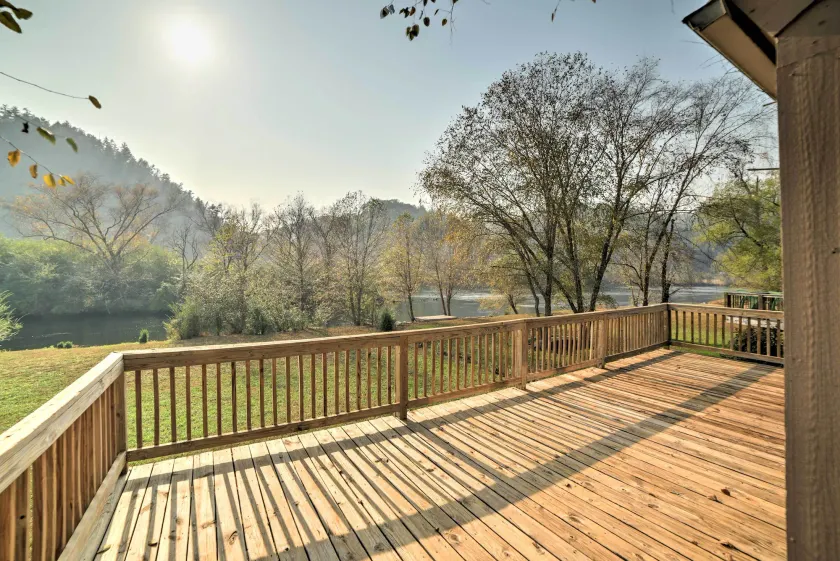 Peaceful Reliance Cabin w/ Deck on Hiwassee River! - Innenbereich